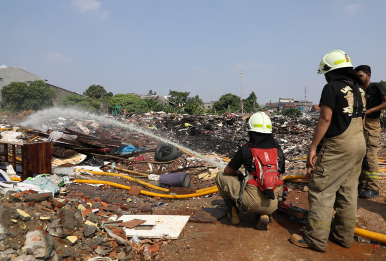 Dinas LH Selidiki Kasus Terbakarnya Lapak Sampah di Kramat Jati, Panggil Pengelola