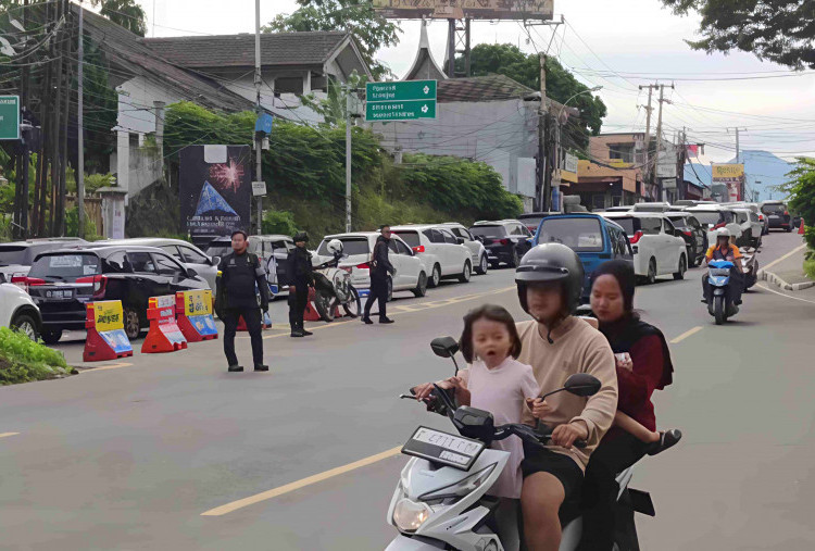 Mulai Padat, Polisi Berlakukan One Way Arus Balik Puncak Arah Jakarta