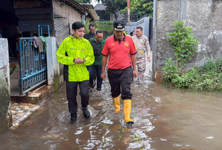 Kompol Seala Sambangi Lokasi Banjir yang Rendam 514 Rumah di Ulujami, Donasi 700 Nasi Bungkus
