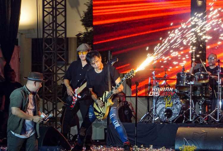 Di tengah konser, vokalis Fadly menyampaikan rasa terima kasihnya atas undangan tampil dalam acara tersebut, mengingatkan penonton akan sosok-sosok besar yang juga jebolan Bintang Radio Indonesia, seperti Titiek Puspa dan Adi Bing Slamet. Piyu, gitaris Padi Reborn, juga menambahkan kenangannya bersama Surabaya. 