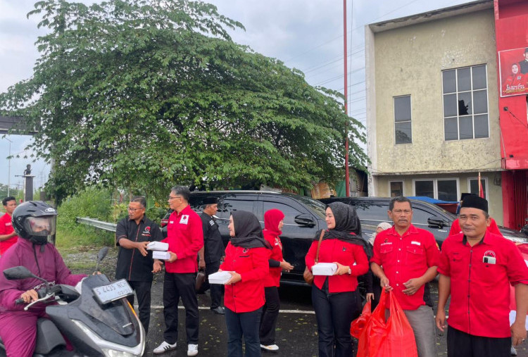 DPC PDI Perjuangan Kabupaten Mojokerto Berbagi Ratusan Takjil untuk Masyarakat Selama Ramadan