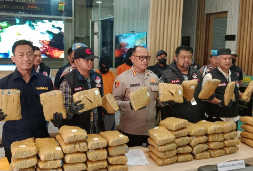 Ringkus Pengedar Narkoba di Bekasi, Polisi Sita 77 Kg Ganja Dalam Koper