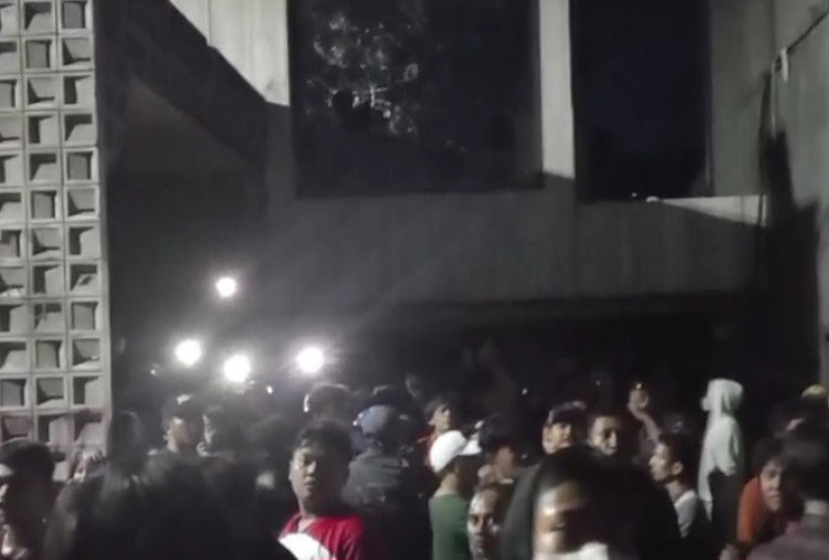 Warga Kembalikan 32 Buah Barang Milik Ahmad Sahroni yang Dijarah
