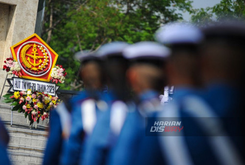 Sejumlah prajurit Tentara Nasional Indonesia (TNI) melakukan penghormatan saat ziarah di Taman Makam Pahlawan (TMP) Sepuluh Nopember, Surabaya, Jawa Timur, Rabu, 4 Oktober 2023. Kegiatan ini merupakan bentuk penghormatan para prajurit TNI kepada para pahlawan yang gugur saat mempertahankan kemerdekaan Republik Indonesia (RI) dan memperingati  Hari Ulang Tahun (HUT) ke-78 TNI. Sebagian besar pahlawan berjuang saat era kemerdekaan, dan saat ini diharapkan para prajurit TNI berjuang mengisi kemerdekaan dengan dharma bakti di bidang masing-masing.  (Julian Romadhon/Harian Disway)