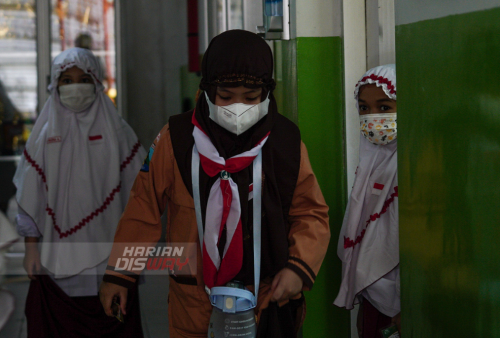 Sejumlah murid kelas 1 SD mengikuti pembelajaran tatap muka (PTM) 100 persen setelah lubur Lebaran di SD Al Falah Surabaya, Jawa Timur, Senin (9/5). Pemkot Surabaya mulai melaksanakan Pembelajaran Tatap Muka (PTM) 100 persen di tingkat PAUD, TK, SD dan SMP yang digelar dalam dua sesi menyesuaikan kondisi sekolah masing-masing dengan menerapkan protokol kesehatan secara ketat. Hal itu disesuaikan dengan Instruksi Menteri Dalam Negeri (Inmendagri) Nomor 18 Tahun 2022 tentang Pemberlakuan Pembatasan Kegiatan Masyarakat (PPKM) Wilayah Jawa dan Bali, yang ditetapkan pada 21 Maret 2022. Foto: Julian Romadhon