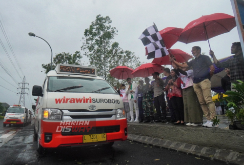 Associate Director Ciputra Group, Lauw Hendra meresmikan Angkutan pengumpan atau feeder Wirawiri Suroboyo saat seremonial peresmian di Square Taman Puspa Raya, Citraland Surabaya, Jawa Timur, Kamis (2/3/2023). Pengoperasian angkutan pengumpan ini diharapkan memperkuat layanan bus untuk menarik minat masyarakat memakai transportasi umum daripada kendaraan pribadi. (foto: Julian Romadhon)