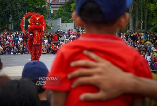 Aksi Barongsai menghibur masyarakat Kota Pahlawan yang digelar oleh Pemkot di Alun-alun Kota Surabaya, Jawa Timur, Sabtu (21/1/2023).Dalam menyambut Tahun Baru Imlek, Pemerintah Kota (Pemkot) Surabaya menggelar penampilan seni dan budaya Tionghoa secara gratis untuk masyarakat di Kota Pahlawan. Berbagai tampilan seni dan budaya yang digelar tersebut bisa menjadi salah satu alternatif hiburan pada akhir pekan bagi masyarakat di Kota Pahlawan. Hal ini sesuai dengan instruksi Wali Kota Surabaya Eri Cahyadi yang mengimbau kepada seniman dan anak muda untuk memanfaatkan Komplek Alun-Alun Surabaya, seperti Balai Pemuda dan Gedung Balai Budaya sebagai pusat kesenian dan budaya. 
