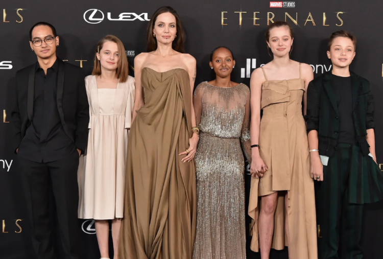 5 Selebriti Dunia yang Menginspirasi Lewat Kisah Adopsi