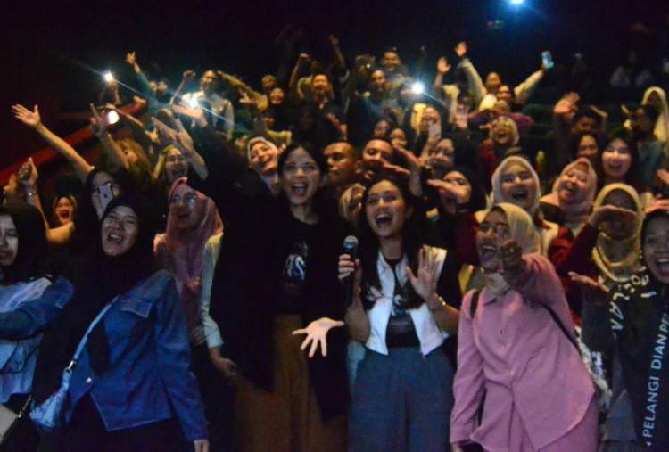 Dinda Kanya Dewi dan Zulfa Maharani Sapa Penonton Lewat Acara Nobar Film Dasim di Royal Plaza Surabaya