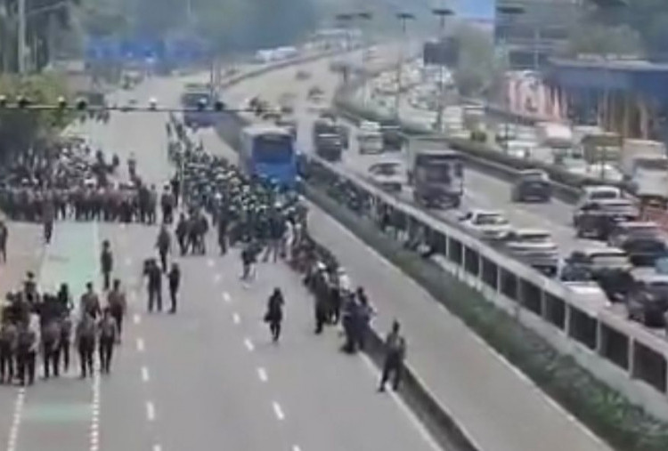 Ramai di Medsos, Sepi di Lapangan: Demo Depan DPR Hanya Diikuti Puluhan Orang