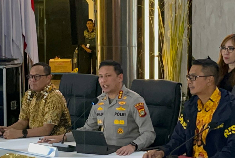 Mengapa Foto Keluarga Febrie Adriansyah Jadi Barang Bukti Tapi Tak Ditampilkan?