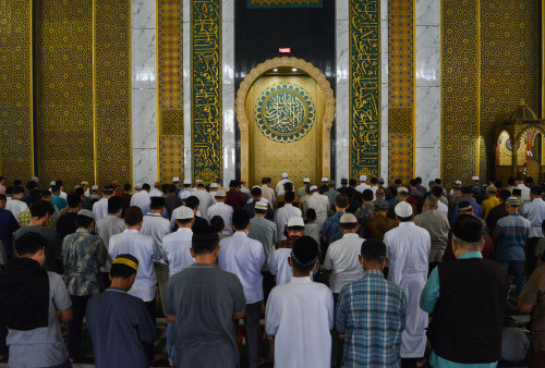 2.000 Jemaah Salat Gerhana di Masjid Nasional Al Akbar Surabaya 