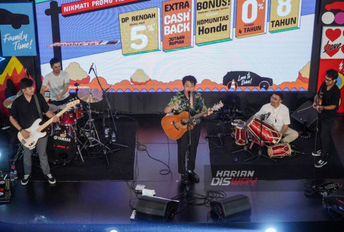 Selama event Honda Festipark berlangsung pengunjung juga bisa menikmati berbagai permainan bersama keluarga. Di antaranya ada bowling, slamdunk, minigolf, dan masih banyak lagi. Kemudian untuk menghibur para pengunjung, artis Budi Doremi tampil menjadi bintang tamu dalam Honda Festipark ini. (Julian Romadhon/Harian Disway)
