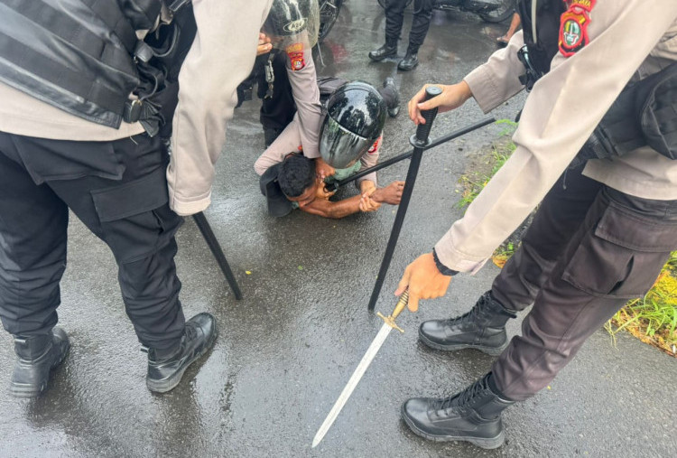 Preman Acungkan Sajam ke Polisi di Cengkareng Ternyata Sempat Berhentikan Busway