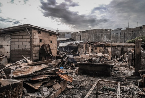 Kondisi Pasar Ciputat setelah kebakaran hebat tampak puing-puing yang berserakan