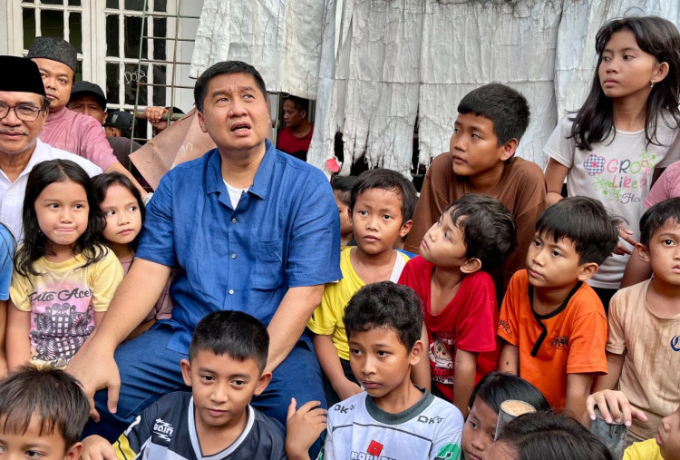 Momen Menteri Ara Nyanyi Garuda Pancasila Bareng Anak-anak Kalipasir, Janjikan Lapangan Futsal