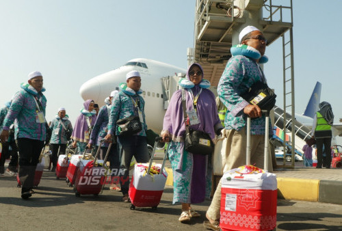Rombongan calon jamaah haji kloter 1 dari Bangkalan tiba di Bandar Udara Internasional Juanda, Sidoarjo, Jawa Timur, Rabu (24/5/2023).