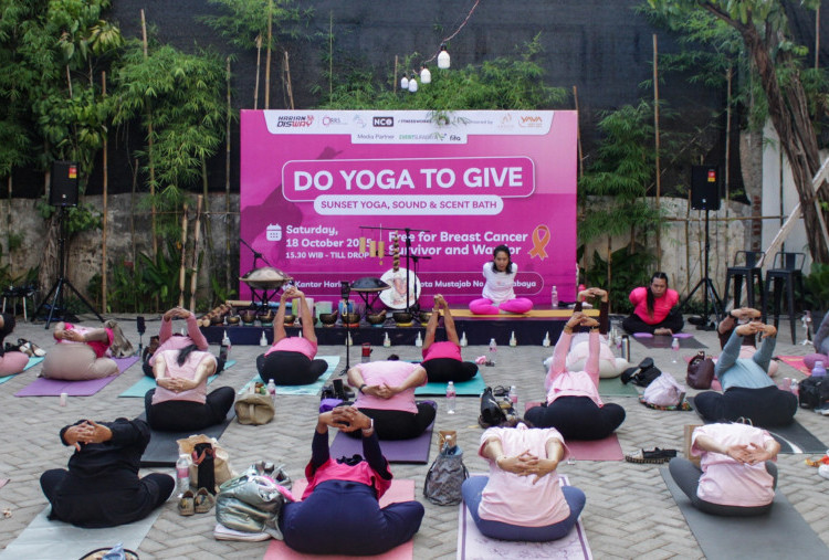 Do Yoga to Give di Kantor Harian Disway, Yoga Senja untuk Breast Cancer Survivor, Warrior, dan Masyarakat Umum