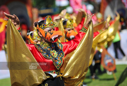 Sejumlah penari mengikuti Dramatari saat berlangsungnya HUT Bhayangkara ke-77 yang berlangsung di Halaman Gedung Negara Grahadi Surabaya, Jawa Timur, Sabtu (1/7/2023). Dramatari yang diperankan oleh anggota TNI, Polri serta masyarakat umum tersebut mengusung lakon Mandala Bumantara yang disutradarai oleh seniman Heri Lentho. Pertunjukan itu dalam rangka memperingati HUT Bhayangkara ke-77 di Surabaya.