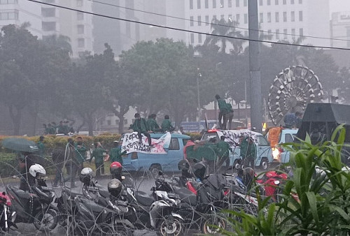 Hujan Makin Lebat, Massa Aksi Unjuk Rasa di Patung Kuda Monas Pilih Membubarkan Diri