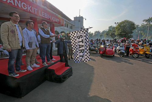 Sekitar 2 ribuan komunitas vespa mengikuti Sunmori kali ini. Mereka diberangkatkan oleh Wali Kota Eri dari halaman Balai Kota Surabaya lalu mengelilingi Surabaya dan finish di Alun-alun Surabaya. Mereka nampak menikmati udara Surabaya di pagi hari. (foto: Diskominfo)