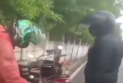 Viral! Diduga Oknum Polisi Pukul Kepala Driver Ojol di Pinggir Jalan