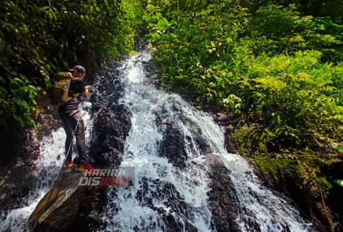 Dengan bantuan tali tampar yang terpasang disisi kanan jalur menjadi bantuan jika ingin turun ke lokasi jatuhnya air terjun itu, batu yang licin dan deras nya air terjun kecil yang membuat para pengunjung berhati-hati.