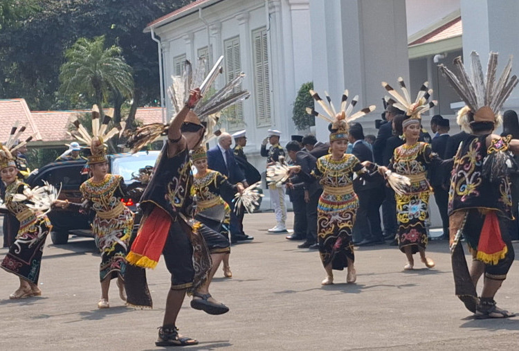 Presiden Belarus Alexander Lukashenko Disambut Tarian Enggang di Istana Merdeka