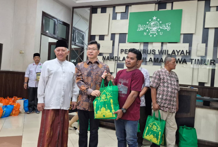 Konsul Tiongkok Surabaya Salurkan 200 Paket Ramadan ke PWNU Jawa Timur