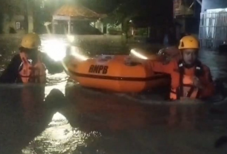 Hujan Deras, Kota Cirebon Banjir Hingga 80 Cm, BPBD Terus Lakukan Penanangan