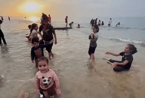 Anak - Anak Palestina Nikmati Jeda Gencatan Senjata dengan Bermain di Pantai