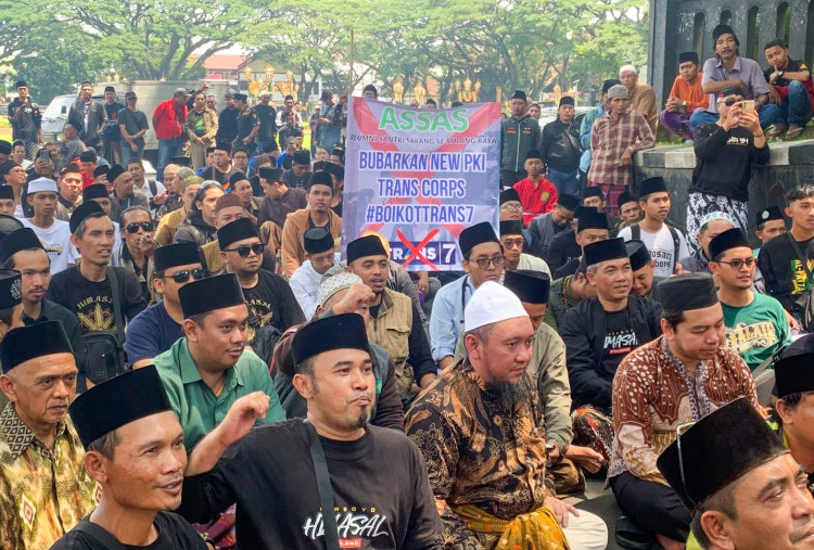 Ribuan Santri Malang Geruduk Balai Kota, Protes Tayangan Trans7 yang Lecehkan Kiai