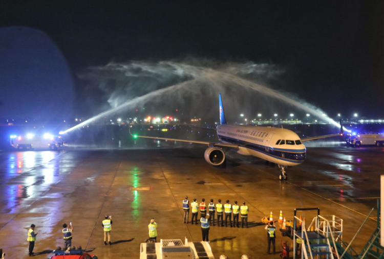 China Southern Airlines Landing Perdana di Bandara Juanda Bawa 174 Penumpang