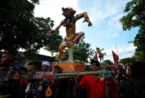 Umat Hindu arak sebanyak lima Ogoh-ogoh di kawasan Kenjeran, Surabaya, Jawa Timur, Selasa (21/3/2023). Dalam pawai Ogoh-ogoh itu digelar untuk menyambut Hari Raya Nyepi Tahun Baru Saka 1945.
(foto: Andika Bagus Priambodo)