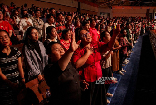 Suasana ibadah misa malam Natal di Gereja Bethany Nginden Surabaya Jawa Timur, Minggu 24 Desember 2023.
