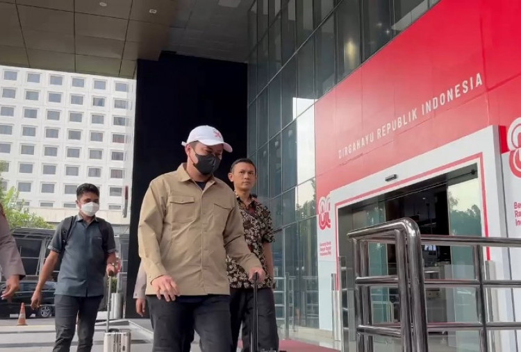 Kenakan Masker, Bupati Kolaka Timur Tiba di Gedung Merah Putih