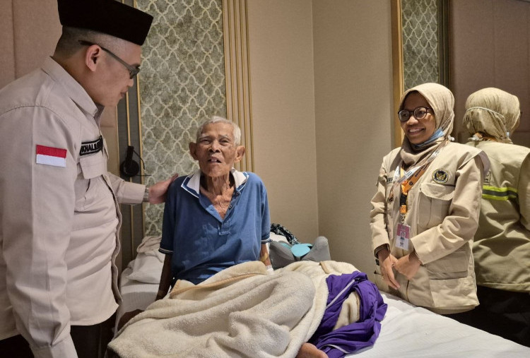 Sempat Ngedrop, Mbah Mardijiyono, Jemaah Haji Tertua Usia 103 Tahun Siap Lanjut ke Makkah