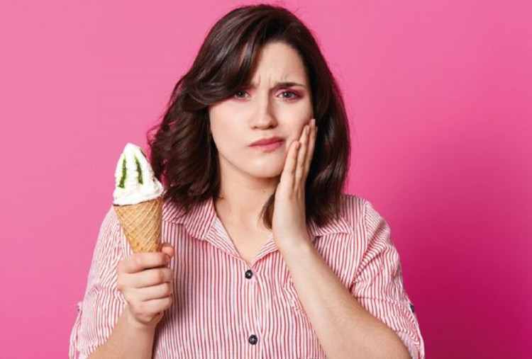 Tip Mengatasi Gigi Sensitif Akibat Es Krim Saat Cuaca Panas–Dingin Ekstrem Februari 2026