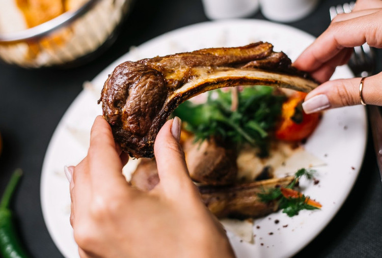 Jangan Panik! Ini 7 Cara Turunkan Kolesterol Lebaran Tanpa Obat-Obatan