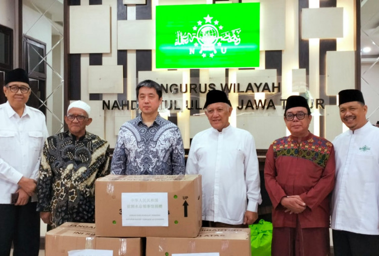 Konjen RRC Di Surabaya Jalin Kerja Sama dengan PWNU Jatim, Beri Bantuan 200 Paket Sembako 