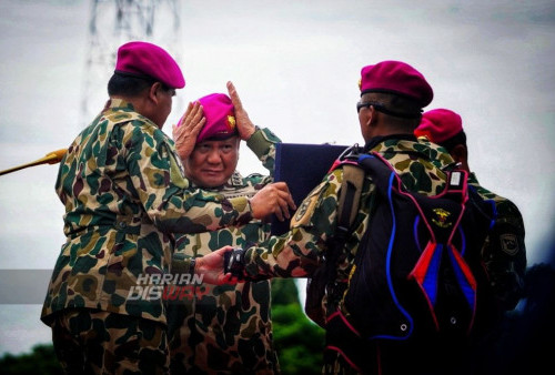 Letnan Jenderal (Letjen) TNI (Purn) Prabowo Subianto menggunakan baret ungu yang dilakukan oleh Komandan Korps Marinir Mayor Jenderal Widodo Dwi Purwanto saat berlangsungnya kunker Menhan RI di Lapangan Hitam, Kesatrian Marinir Sutedi Senaputra Karangpilang, Surabaya, Jawa Timur, Selasa (14/2/2023). Prosesi penyematan baret ungu kepada Menhan RI dilaksanakan didepan prajurit Korps Marinir dengan acara yang sederhana namun meriah, dihadiri oleh  Kepala Staf Angkatan Laut (Kasal) Laksamana TNI Muhammad Ali, para Komandan Korps Marinir dari masa ke masa, Para Pejabat Utama Korps Marinir dan Para Pimpinan Kotama TNI AL di Wilayah Surabaya. (foto: Julian Romadhon)