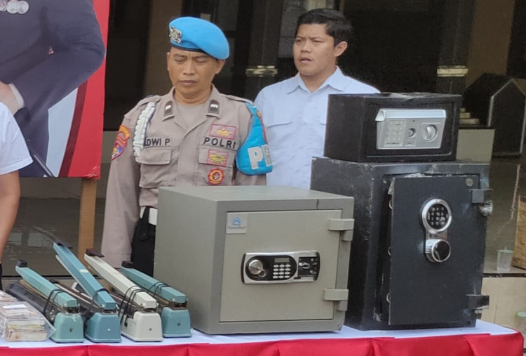 Wow..., Ada Bunker Sabu dan Uang di Jalan Kunti Surabaya 