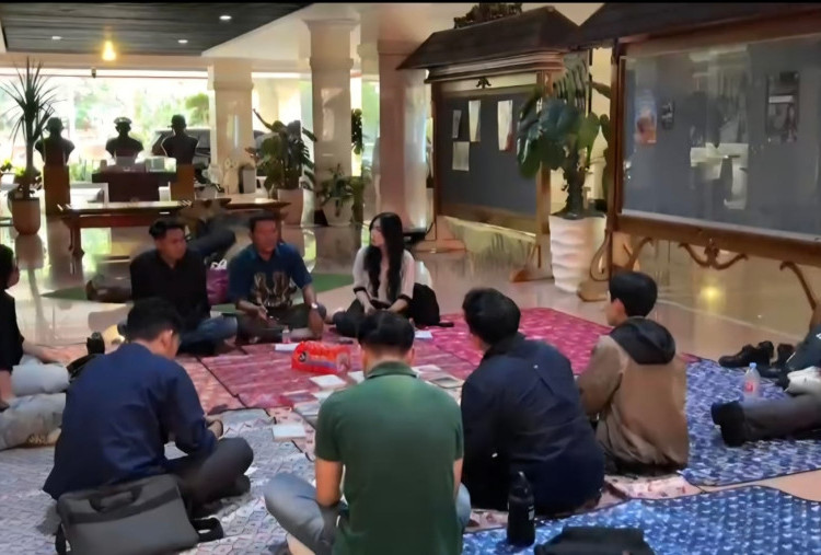 Kamisan sambil Lesehan di Universitas Wijaya Kusuma Surabaya: RUU Perampasan Aset Butuh Partisipasi Publik