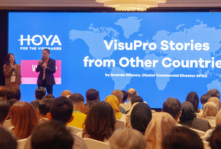 Waspada Pre-Presbiopia, HOYA Vision Care: Inovasi Lensa Fokus VisuPro Atasi Masalah Saat Melihat Tulisan di Ponsel Mulai Buram