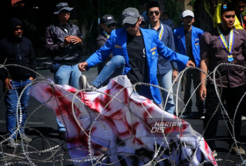 Sejumlah mahasiswa melakukan aksi demo di depan Kantor Pemerintah Kota Surabaya, Jawa Timur, Kamis, 31 Agustus 2023. Demo mahasiswa yang tergabung dalam organisasi Pergerakan Mahasiswa Islam Indonesia (PMII) Surabaya menuntut pertanggung jawaban kepada walikota Surabaya, Eri Cahyadi atas darurat sampah kota Surabaya. Massa yang berjumlah puluhan Mahasiswa itu bersikeras untuk memasuki gedung Balaikota Surabaya hingga terjadi adu mulut dan saling dorong dengan aparat kepolisian. Akibatnya 6 mahasiswa diamakan oleh aparat kepolisian untuk dilakukan mediasi. (Moch Sahirol/Harian Disway)