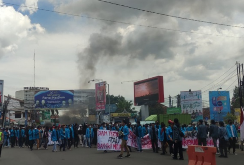 Aliansi Mahasiswa Cirebon Aksi Demo Tolak Jokowi 3 Periode 