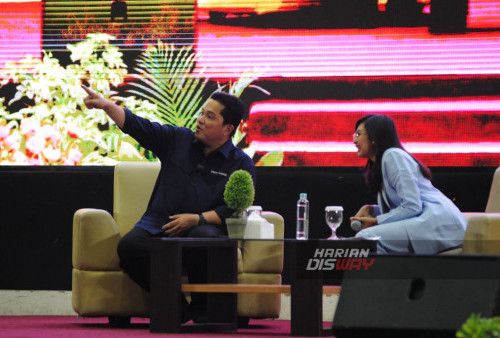 Ketua Umum PSSI, Erick Thohir, menjadi pembicara dalam kuliah umum yang digelar Universitas Negeri Surabaya (UNESA) Jaw Timur, Jumat, 8 September 2023. Dalam kuliah umum yang digelar UNESA tersebut Erick Thohir, mendorong agar perguruan tinggi, termasuk Universitas Negeri Surabaya (Unesa) ikut berkontribusi dalam membangun tradisi sepakbola Indonesia. Selain itu, Erick juga mendorong pembangunan sport sciences untuk meningkatkan kualitas fisik atlet. (Julian Romadhon/Harian Disway)
