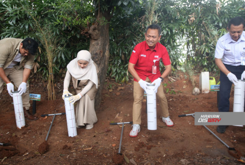 Direktur Operasi dan Pemasaran PT KCI Broer Rizal (kedua kanan), VP CSR PT KAI (Persero) Sandra Pridaswara (kanan) bersama komunitas dan pelajar membuat lubang resapan biopori dan menanam pohon bambu di Stasiun Rawa Buaya, Jakarta Barat, Kamis (12/9/24). 