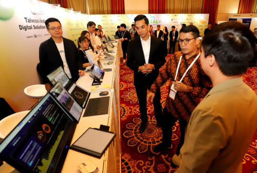 Asistan Deputi Peningkatan Produktivitas Tenaga Kerja (PPTK) Kemenko Perekonomian Chairul Saleh (kedua kanan) bersama CEO ASEAN Innovation Business Platform (AIBP) Irza Suprapto, CFA (kedua kiri) meninjau area pameran AIBP Conferences and Exhibitions di Jakarta, Selasa (6/8/2024). 