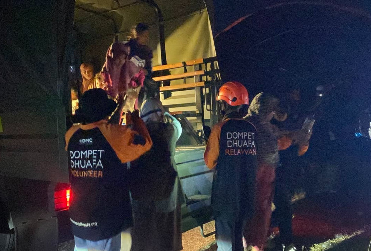 Relawan Dompet Dhuafa Tempuh Jalur Darat, Laut dan Udara untuk Respon Cepat Gempa NTT